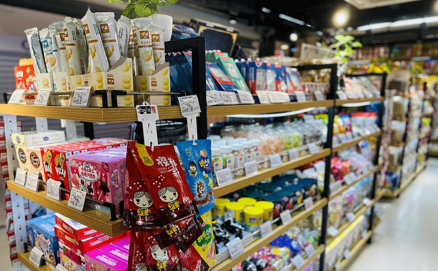 熱情肯干，走出生活困境，龐女士選擇怡佳仁零食店加盟品牌后的成功之路