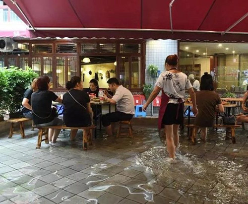 重慶現水池火鍋店，客人可泡著腳涮火鍋