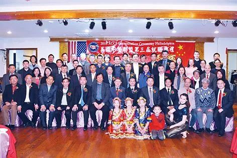 慶功宴后，部份與會嘉賓和費城當地義工合影留念