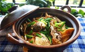 廣東經(jīng)典名菜：砂鍋焗魚頭煲做法，濃郁鮮味！